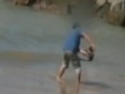Vídeo de homem arremessando cão no mar de Macaé, RJ, gera revolta