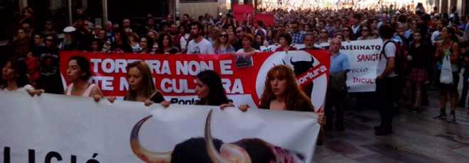 Espanha: Manifestação histórica contra as touradas toma o centro da Corunha