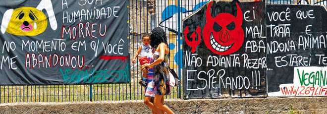 Veganos invadem ruas de Campinas (SP) com cartazes
