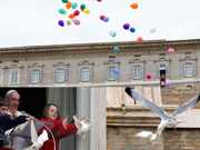Após ataques, balões substituem pombas como símbolo do Vaticano para a paz