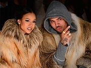 Chris Brown e Karrueche Tran são criticados após saírem com casacos de pele