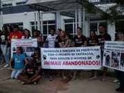 Protesto contra a prefeitura cobra local para castração em Hortolândia, SP