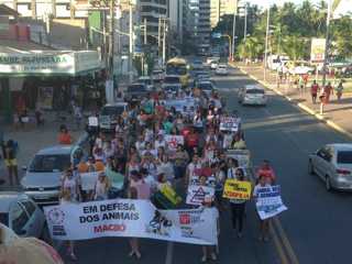 Ativistas fazem Marcha em Defesa dos Animais na orla de Pajuçara, em Maceió, AL