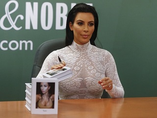 Peles: Ativistas invadem lançamento de livro de Kim Kardashian em Nova York