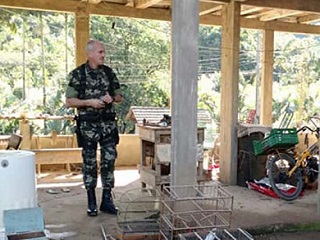 Polícia Militar Ambiental apreende armas, galos de rinha e pássaros em Schroeder, SC