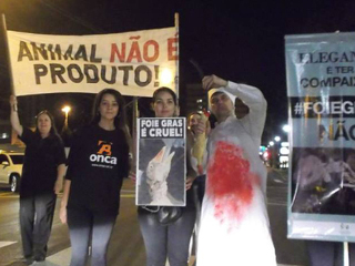 Foie gras: Ativistas fazem protesto e restaurante suspende festival gastronômico em Curitiba, PR