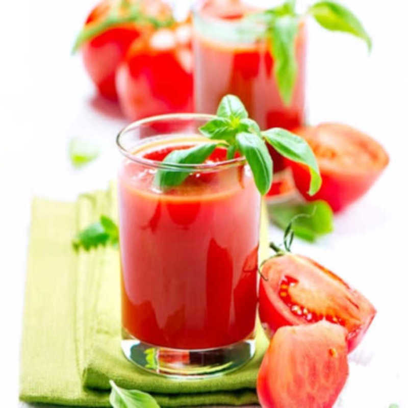 Suco de tomate com manjericão