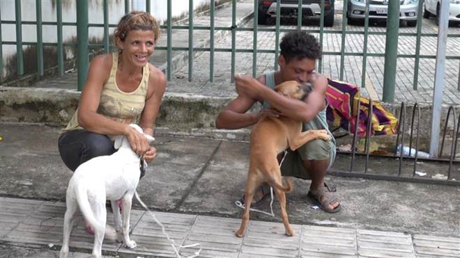 Moradores de rua evitam abrigo para não abandonar cachorros