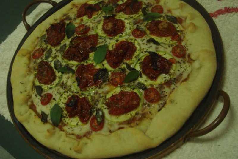 Pizza de abobrinha e tomate seco