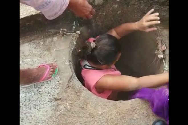 Vídeo: mulher entra em bueiro para salvar cão de rua em Lagoa Formosa, MG