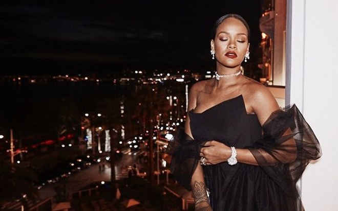 Rihanna é alvo de protesto de ONG por usar casaco de pele