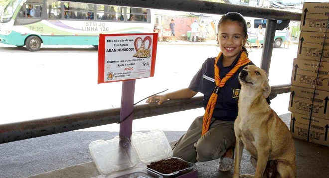 Menina de 7 anos dá lição de solidariedade ao alimentar animais abandonados