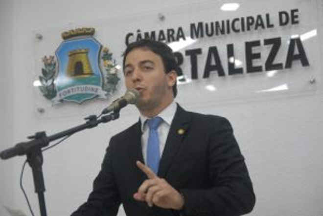 Vereador repudia aprovação da PEC da vaquejada, em Fortaleza, CE