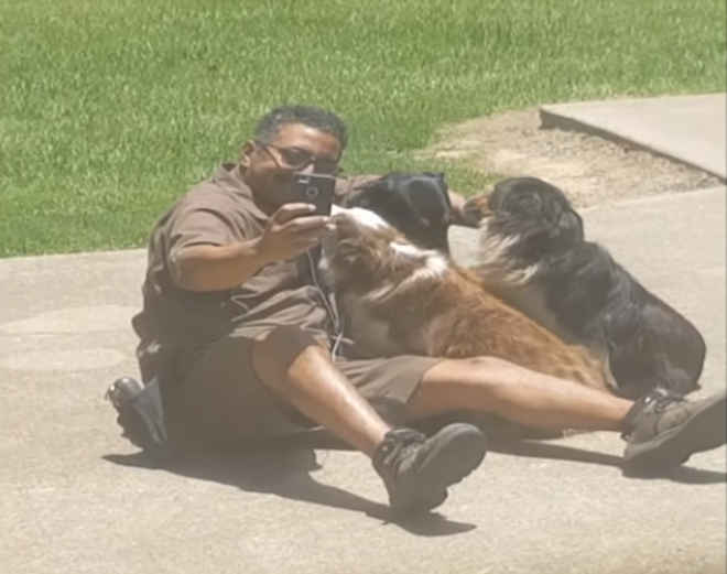 Entregador para no meio do serviço pra tirar selfie com cachorros