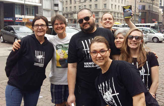 Dê uma força ao ativismo: Vanguarda Abolicionista lança linha de camisetas e moletons oficiais