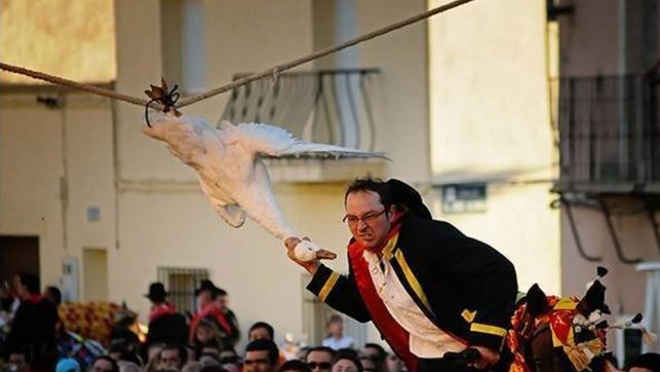 135 mil assinaturas são recolhidas contra festa espanhola onde pessoas arrancam cabeças de gansos