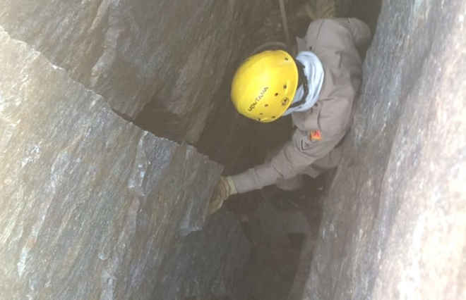 Bombeiros resgatam cão de fenda entre rochas a 7 m de profundidade, em GO