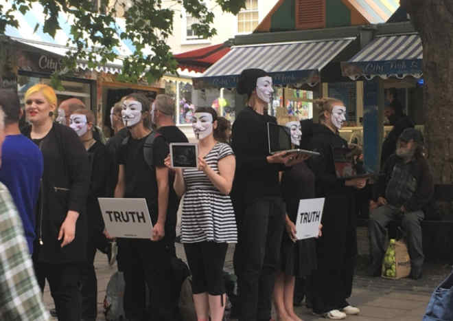 Ativistas dos direitos dos animais formam “cubo da verdade” no centro de Norwich, na Inglaterra