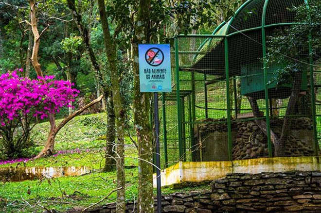 Placas alertam para não alimentar animais no Parque da Gruta, em Santa Cruz do Sul, RS