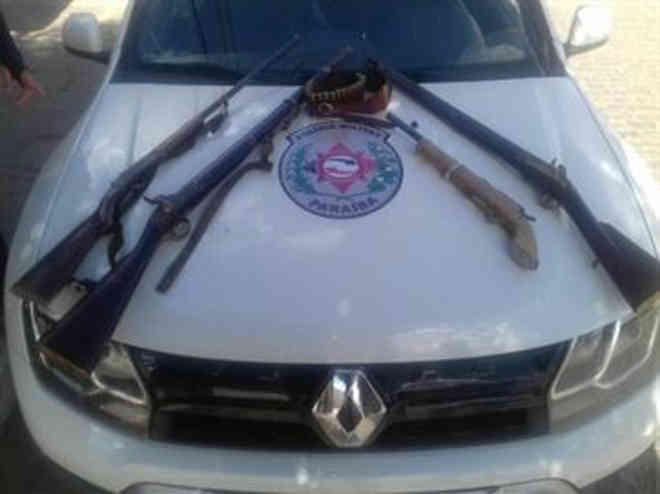 Trio suspeito de caçar animais é preso com espingardas no Cariri paraibano