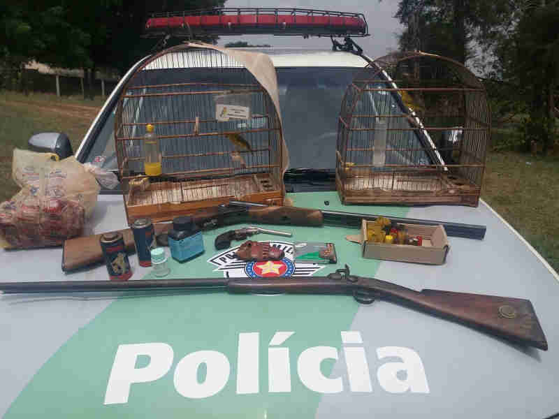 PM Ambiental localiza armas, munições e animais silvestres em Iacanga, SP