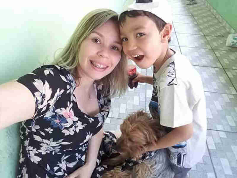 Câmera flagra vizinha envenenando cão de mãe e filho em Ribeirão Pires, SP