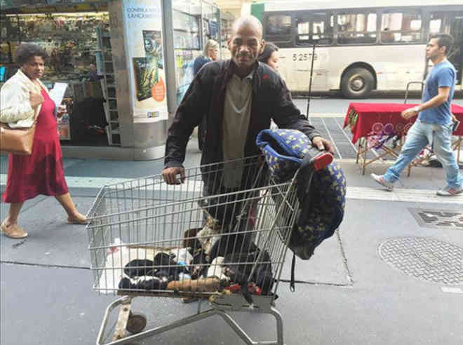 Após cadela dar cria, morador de rua vende o único bem que possuía e faz o que ninguém acreditaria