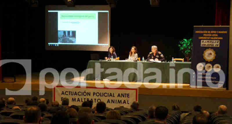 Mais de cem agentes participam de conferências sobre a ação policial contra o abuso de animais