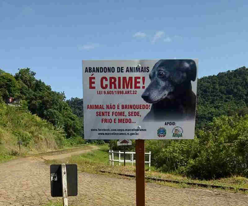 ONG distribui placas alertando população sobre abandono de animais em Marcelino Ramos, RS