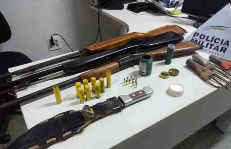 PM prende suspeitos de caça com armas e capivara abatida, em Carmo do Paranaíba, MG
