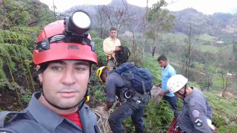 Corpo de Bombeiros resgata mais um cachorro em pedreira de Manhuaçu, MG