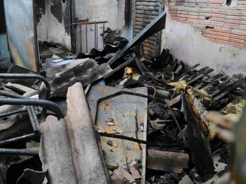 Bombeiros salvam cães de chamas em Campo Grande, MS