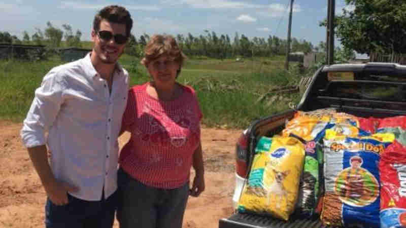 Médico faz festa de aniversário e pede ração para doar para abrigo em Umuarama, PR
