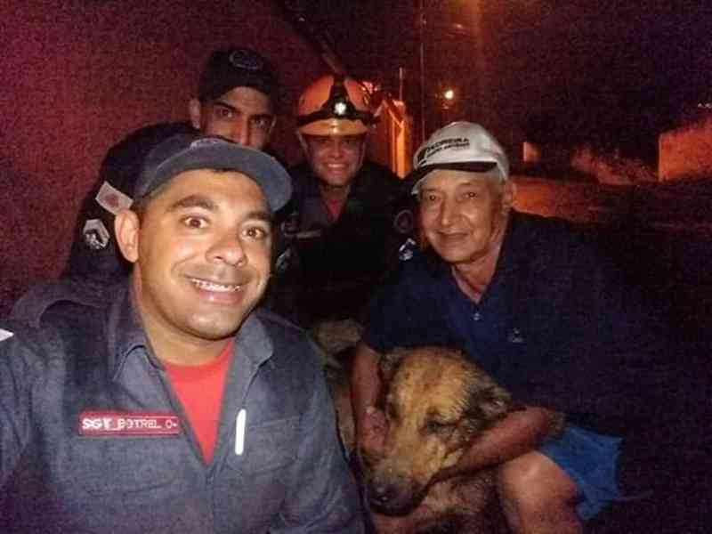 Cachorro fica preso entre paredes por medo de fogos de artifício e é resgatado em MG