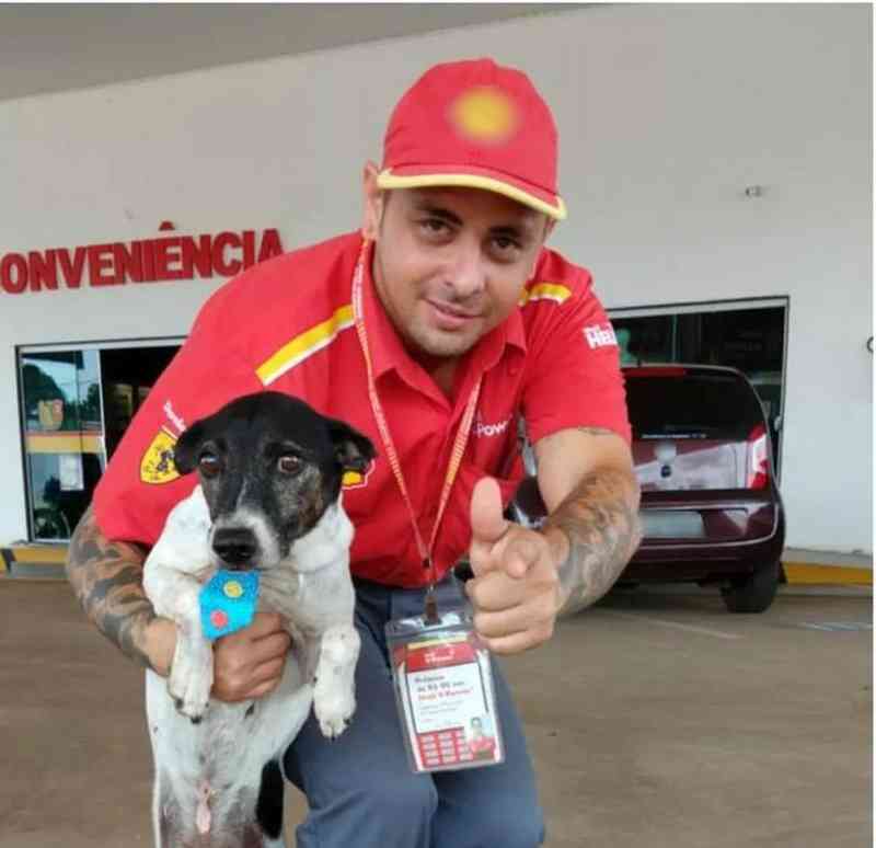 Após abandono e maus-tratos, cão é adotado e vira ‘frentista’ em posto de gasolina no Acre