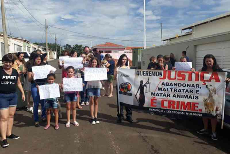 Moradores fazem protesto contra maus-tratos a animais em Andradas, MG
