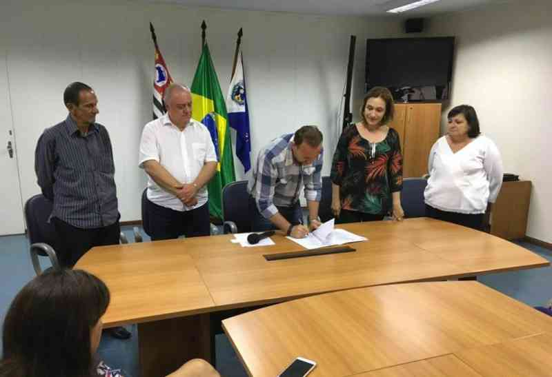 Prefeito de Araraquara (SP) assina lei que proíbe uso de fogos de artifício com barulho