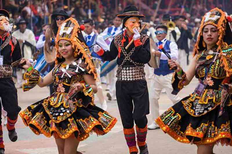 Bolívia já proibiu o uso de peles e plumas no Carnaval. Veja como apoiar o mesmo no Brasil