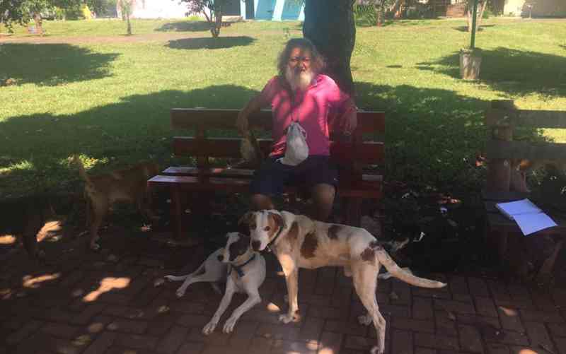 Morador de rua que recebeu ordem de ‘despejo’ de ponte onde vive com mais de 20 cães em Goiânia aguarda doação de lote