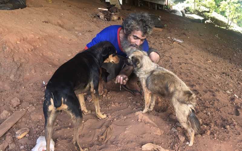 Morador de rua usa dinheiro de esmola para comprar comida para cães em Goiânia; veja vídeo