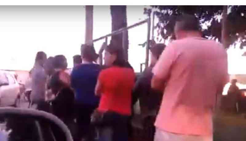 VÍDEO: Com fila de dobrar a esquina, CCZ distribui senhas para castração nesta quarta em Campo Grande, MS