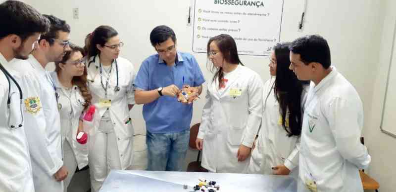 Veterinário de Uberaba (MG) usa peças de brinquedo como prótese para tartaruga