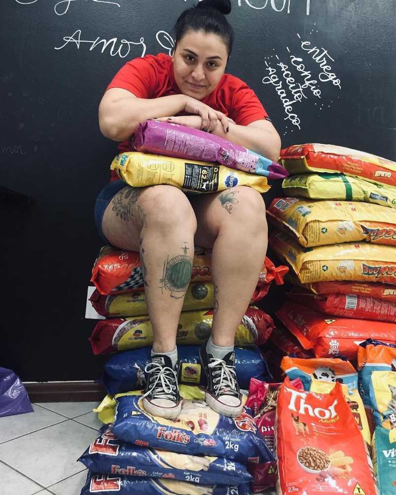 Tatuadora arrecada 700 kg de ração em troca de tatuagem para ajudar ONG que resgata animais das ruas em Cuiabá