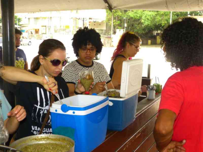 Em contraponto ao Rodeio de Porto Alegre (RS), ativistas distribuem comida vegana a moradores de rua