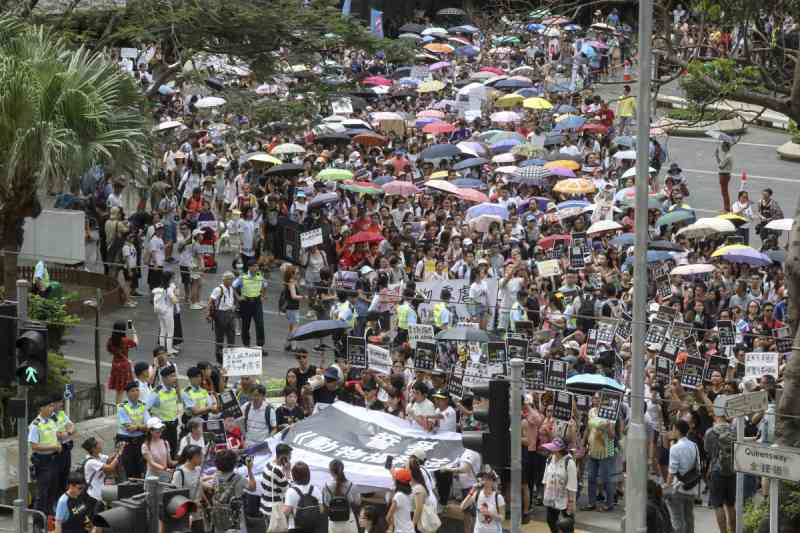 Milhares marcham pelos direitos dos animais em Hong Kong e exigem que agressores peguem 10 anos atrás das grades