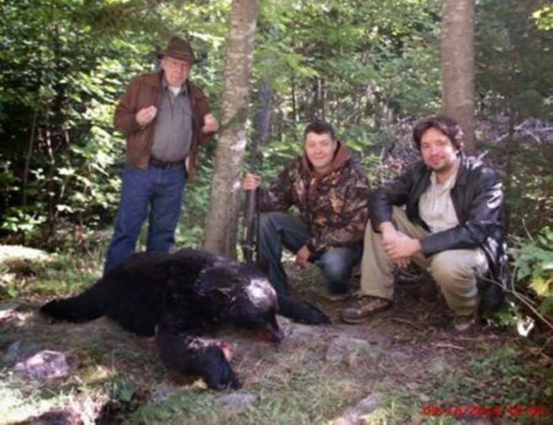 Homem forte e ‘guru’ de Bolsonaro adora caçar ursos. E fazer churrasco com eles
