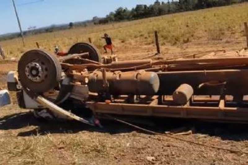 Tombamento de caminhão boiadeiro mata 20 animais em Água Boa, MT