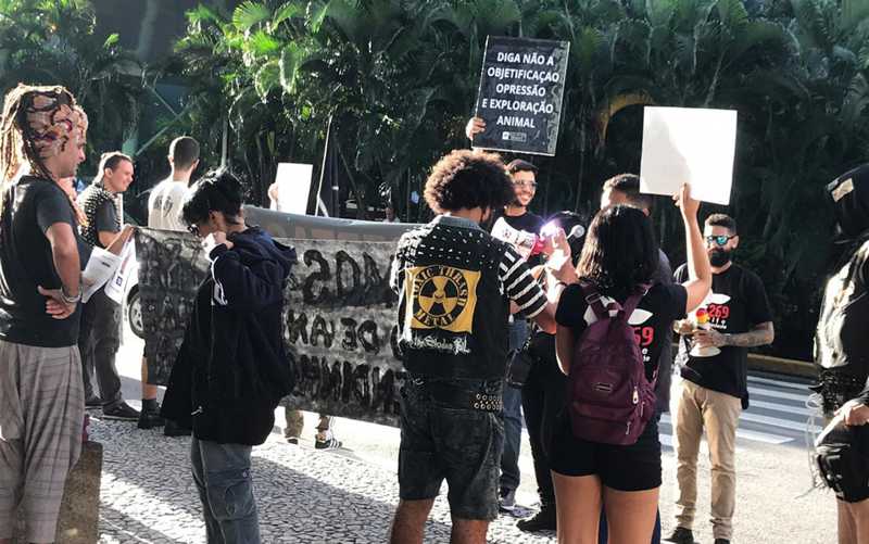 Manifestantes protestam em prol dos direitos dos animais em frente a shopping no Recife — Foto: Thais Toledo/TV Globo