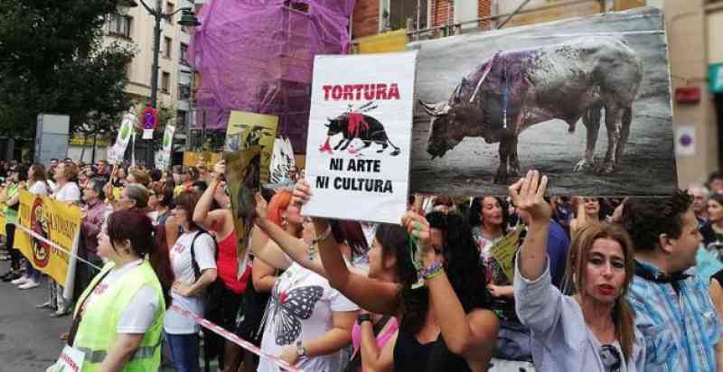 Aficionados por touradas fazem provocações e insultos machistas a manifestantes em Bilbao