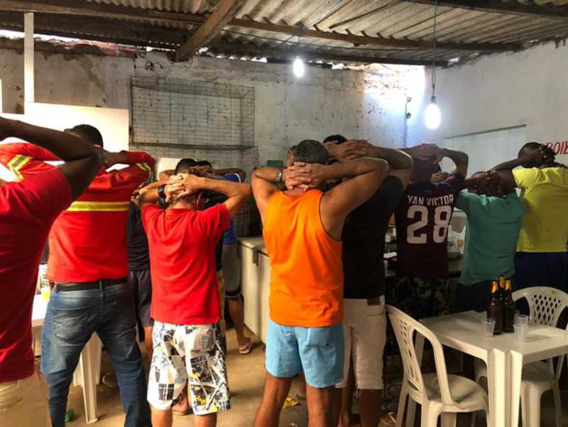 Cerca de 30 pessoas são detidas em rinha de galo na Liberdade, em Salvador